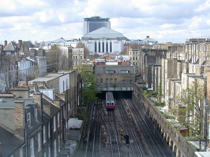 moving services in Earls Court